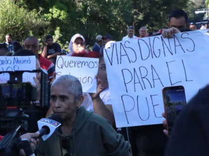 Habitantes de las localidades de La Laguna y Pacho Viejo bloquean desde temprana hora la carretera Xalapa-Coatepec, a la altura de la gasolinera de Pacho Viejo, para exigir a las autoridades la rehabilitación de la vialidad. El cierre provoca largas filas de vehículos y complicaciones a la circulación, además de mantener cerrado el acceso a la localidad de Pacho Viejo