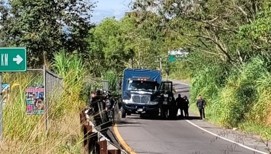 Habitantes de las localidades de La Laguna y Pacho Viejo bloquean desde temprana hora la carretera Xalapa-Coatepec, a la altura de la gasolinera de Pacho Viejo, para exigir a las autoridades la rehabilitación de la vialidad. El cierre provoca largas filas de vehículos y complicaciones a la circulación, además de mantener cerrado el acceso a la localidad de Pacho Viejo