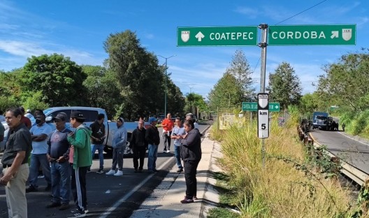 Habitantes de las localidades de La Laguna y Pacho Viejo bloquean desde temprana hora la carretera Xalapa-Coatepec, a la altura de la gasolinera de Pacho Viejo, para exigir a las autoridades la rehabilitación de la vialidad. El cierre provoca largas filas de vehículos y complicaciones a la circulación, además de mantener cerrado el acceso a la localidad de Pacho Viejo