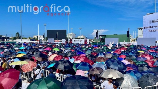 Así luce el ambiente previo a la llegada de la presidenta Claudia Sheinbaum al estadio Beto Ávila, en Veracruz, programada para este jueves 10 de septiembre, como parte del recorrido que realiza este mes por las 32 entidades del país para dar cuenta de los resultados de su segundo año de gobierno, así como de los avances y acciones emprendidas en cada estado.

Dentro del estadio se observa una multitud concentrada en las gradas, donde predomina el color blanco. Ante el calor, quienes se encuentran en las zonas descubiertas utilizan sombrillas para resguardarse del sol.

En los accesos también se observa la venta de mercancía alusiva a figuras de la Cuarta Transformación, entre ella cobijas de Omar García Harfuch, tazas del expresidente Andrés Manuel López Obrador, calcetas, gorras de Morena y playeras con imágenes de la presidenta.