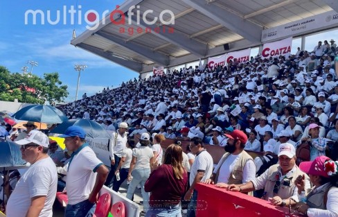 Así luce el ambiente previo a la llegada de la presidenta Claudia Sheinbaum al estadio Beto Ávila, en Veracruz, programada para este jueves 10 de septiembre, como parte del recorrido que realiza este mes por las 32 entidades del país para dar cuenta de los resultados de su segundo año de gobierno, así como de los avances y acciones emprendidas en cada estado.

Dentro del estadio se observa una multitud concentrada en las gradas, donde predomina el color blanco. Ante el calor, quienes se encuentran en las zonas descubiertas utilizan sombrillas para resguardarse del sol.

En los accesos también se observa la venta de mercancía alusiva a figuras de la Cuarta Transformación, entre ella cobijas de Omar García Harfuch, tazas del expresidente Andrés Manuel López Obrador, calcetas, gorras de Morena y playeras con imágenes de la presidenta.