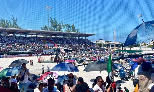 Así luce el ambiente previo a la llegada de la presidenta Claudia Sheinbaum al estadio Beto Ávila, en Veracruz, programada para este jueves 10 de septiembre, como parte del recorrido que realiza este mes por las 32 entidades del país para dar cuenta de los resultados de su segundo año de gobierno, así como de los avances y acciones emprendidas en cada estado.

Dentro del estadio se observa una multitud concentrada en las gradas, donde predomina el color blanco. Ante el calor, quienes se encuentran en las zonas descubiertas utilizan sombrillas para resguardarse del sol.

En los accesos también se observa la venta de mercancía alusiva a figuras de la Cuarta Transformación, entre ella cobijas de Omar García Harfuch, tazas del expresidente Andrés Manuel López Obrador, calcetas, gorras de Morena y playeras con imágenes de la presidenta.