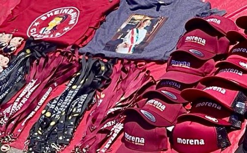 Así luce el ambiente previo a la llegada de la presidenta Claudia Sheinbaum al estadio Beto Ávila, en Veracruz, programada para este jueves 10 de septiembre, como parte del recorrido que realiza este mes por las 32 entidades del país para dar cuenta de los resultados de su segundo año de gobierno, así como de los avances y acciones emprendidas en cada estado.

Dentro del estadio se observa una multitud concentrada en las gradas, donde predomina el color blanco. Ante el calor, quienes se encuentran en las zonas descubiertas utilizan sombrillas para resguardarse del sol.

En los accesos también se observa la venta de mercancía alusiva a figuras de la Cuarta Transformación, entre ella cobijas de Omar García Harfuch, tazas del expresidente Andrés Manuel López Obrador, calcetas, gorras de Morena y playeras con imágenes de la presidenta.
