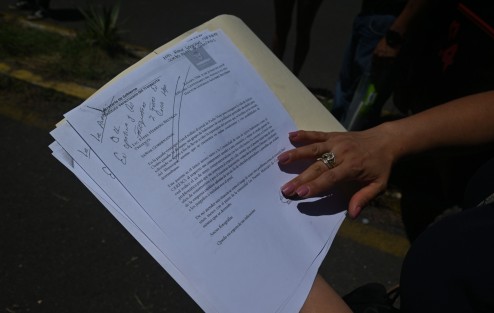 Después de varias horas, el bloqueo sobre el bulevar Xalapa-Coatepec continúa, sin que hasta el momento se registren avances en las negociaciones. Pobladores mantienen la protesta y exigen la atención inmediata del Gobierno del Estado para garantizar la rehabilitación del tramo carretero La Laguna-Pacho Viejo.
Los manifestantes señalan que las condiciones de la vialidad representan un riesgo para quienes transitan diariamente por esta zona, por lo que demandan una solución y el inicio de los trabajos de rehabilitación