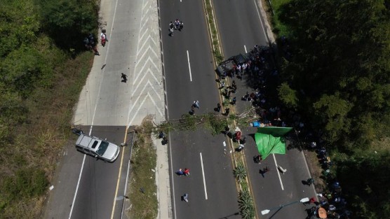 Después de varias horas, el bloqueo sobre el bulevar Xalapa-Coatepec continúa, sin que hasta el momento se registren avances en las negociaciones. Pobladores mantienen la protesta y exigen la atención inmediata del Gobierno del Estado para garantizar la rehabilitación del tramo carretero La Laguna-Pacho Viejo.
Los manifestantes señalan que las condiciones de la vialidad representan un riesgo para quienes transitan diariamente por esta zona, por lo que demandan una solución y el inicio de los trabajos de rehabilitación