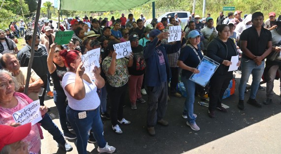 Después de varias horas, el bloqueo sobre el bulevar Xalapa-Coatepec continúa, sin que hasta el momento se registren avances en las negociaciones. Pobladores mantienen la protesta y exigen la atención inmediata del Gobierno del Estado para garantizar la rehabilitación del tramo carretero La Laguna-Pacho Viejo.
Los manifestantes señalan que las condiciones de la vialidad representan un riesgo para quienes transitan diariamente por esta zona, por lo que demandan una solución y el inicio de los trabajos de rehabilitación
