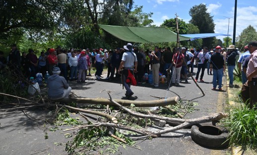 Después de varias horas, el bloqueo sobre el bulevar Xalapa-Coatepec continúa, sin que hasta el momento se registren avances en las negociaciones. Pobladores mantienen la protesta y exigen la atención inmediata del Gobierno del Estado para garantizar la rehabilitación del tramo carretero La Laguna-Pacho Viejo.
Los manifestantes señalan que las condiciones de la vialidad representan un riesgo para quienes transitan diariamente por esta zona, por lo que demandan una solución y el inicio de los trabajos de rehabilitación