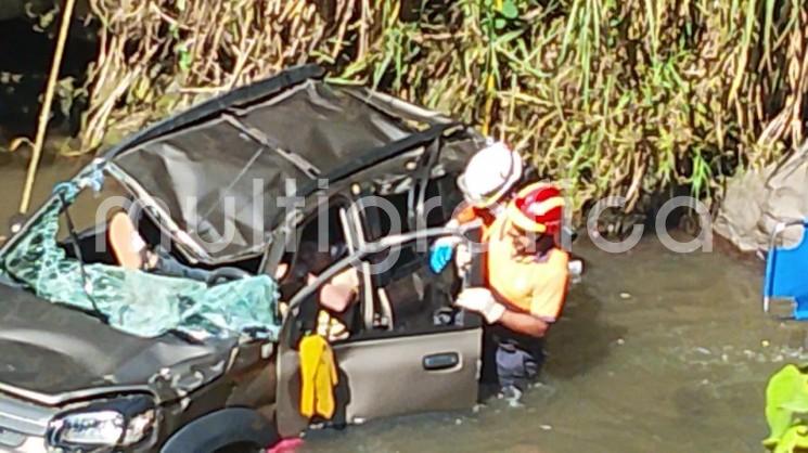 Fiat cae al río Metlac y muere un hombre prensado