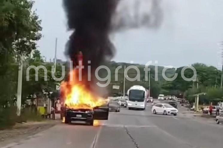 Camioneta, se incendia en la carretera Poza Rica-Tihuatlán