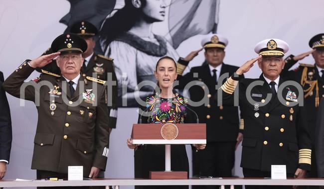 CSP  encabeza ceremonia del 179 Aniversario de la Gesta Heroica de los Niños Héroes de Chapultepec

La Comandanta Suprema de las Fuerzas Armadas realizó el pase de Lista de Honor, colocó ofrenda floral y encabezó la Guardia de Honor en memoria de los Niños Héroes de Chapultepec
