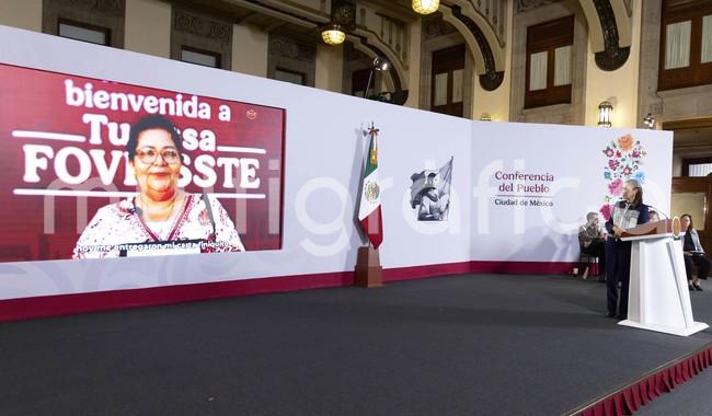 Vivienda para el Bienestar beneficiará a 12 millones de familias en el sexenio y significa cerca de 1.2% del PIB anual: CSP

La Jefa del Ejecutivo Federal señaló que se estima la generación de alrededor de 2.4 millones de empleos asociados a las 667 mil viviendas distribuidas en 766 proyectos que se tienen contratadas a la fecha
