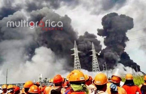 Incendio está controlado, pero el fuego continúa dentro de la planta de Jáltipan