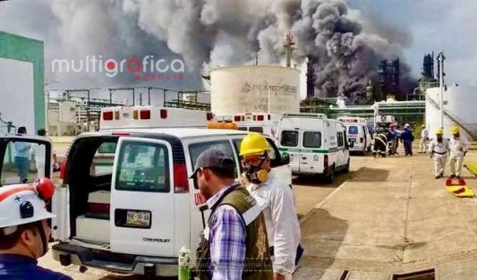 Incendio está controlado, pero el fuego continúa dentro de la planta de Jáltipan