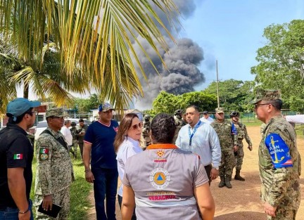 Supervisa Gobernadora atención a incendio en planta de sal de Jáltipan; situación está controlada