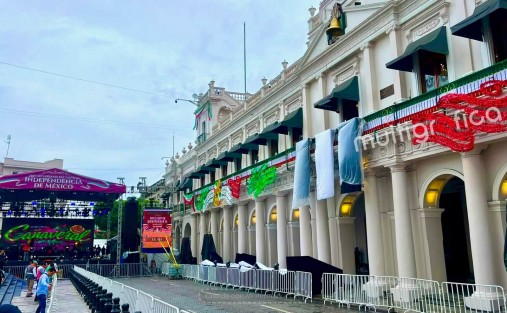 Así luce el centro de Xalapa, en Plaza Lerdo, previo al Grito de Independencia. 

El espacio se prepara para la celebración de esta noche, que contará con música y baile antes de la ceremonia del Grito.
