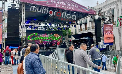 Así luce el centro de Xalapa, en Plaza Lerdo, previo al Grito de Independencia. 

El espacio se prepara para la celebración de esta noche, que contará con música y baile antes de la ceremonia del Grito.
