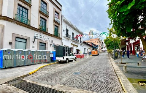 Así luce el centro de Xalapa, en Plaza Lerdo, previo al Grito de Independencia. 

El espacio se prepara para la celebración de esta noche, que contará con música y baile antes de la ceremonia del Grito.
