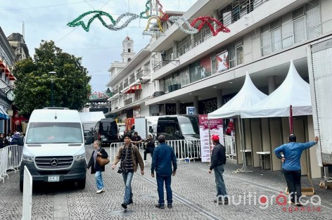 Así luce el centro de Xalapa, en Plaza Lerdo, previo al Grito de Independencia. 

El espacio se prepara para la celebración de esta noche, que contará con música y baile antes de la ceremonia del Grito.
