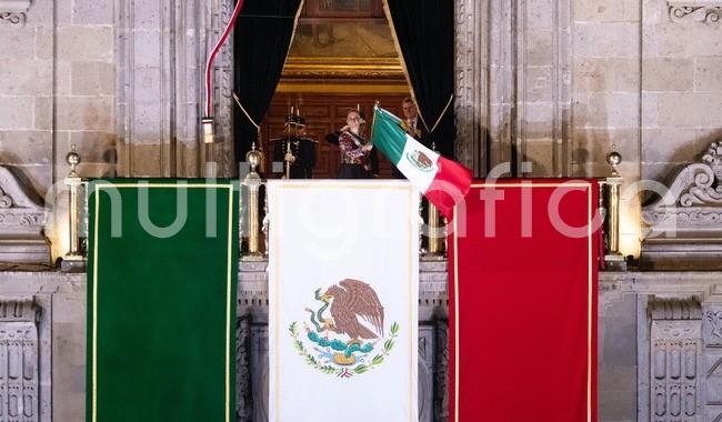 ¡Viva México libre, independiente y soberano!: presidenta encabeza ceremonia por el 216 Aniversario del Grito de Independencia

En la tradicional arenga, la Presidenta de México incluyó a la heroína independentista Antonia Nava, La Generala, a los pueblos originarios y afromexicanos, así como a las y los migrantes

