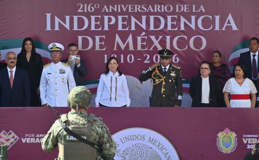 Familias xalapeñas se dieron cita en el centro de la ciudad para presenciar el desfile cívico-militar con motivo del 216 aniversario de la Independencia de México, que contó con la presencia de la gobernadora de Veracruz, Rocío Nahle García; la presidenta municipal de Xalapa, Daniela Griego Ceballos; el secretario de Gobierno, Ricardo Ahued Bardahuil, y otras autoridades estatales y municipales.
