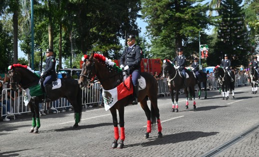 Familias xalapeñas se dieron cita en el centro de la ciudad para presenciar el desfile cívico-militar con motivo del 216 aniversario de la Independencia de México, que contó con la presencia de la gobernadora de Veracruz, Rocío Nahle García; la presidenta municipal de Xalapa, Daniela Griego Ceballos; el secretario de Gobierno, Ricardo Ahued Bardahuil, y otras autoridades estatales y municipales.
