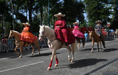 Familias xalapeñas se dieron cita en el centro de la ciudad para presenciar el desfile cívico-militar con motivo del 216 aniversario de la Independencia de México, que contó con la presencia de la gobernadora de Veracruz, Rocío Nahle García; la presidenta municipal de Xalapa, Daniela Griego Ceballos; el secretario de Gobierno, Ricardo Ahued Bardahuil, y otras autoridades estatales y municipales.
