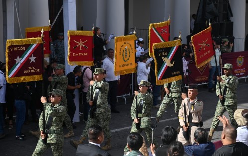 Familias xalapeñas se dieron cita en el centro de la ciudad para presenciar el desfile cívico-militar con motivo del 216 aniversario de la Independencia de México, que contó con la presencia de la gobernadora de Veracruz, Rocío Nahle García; la presidenta municipal de Xalapa, Daniela Griego Ceballos; el secretario de Gobierno, Ricardo Ahued Bardahuil, y otras autoridades estatales y municipales.
