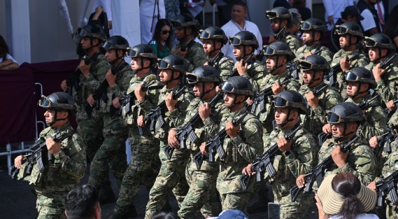 Familias xalapeñas se dieron cita en el centro de la ciudad para presenciar el desfile cívico-militar con motivo del 216 aniversario de la Independencia de México, que contó con la presencia de la gobernadora de Veracruz, Rocío Nahle García; la presidenta municipal de Xalapa, Daniela Griego Ceballos; el secretario de Gobierno, Ricardo Ahued Bardahuil, y otras autoridades estatales y municipales.

