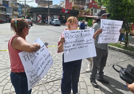 Comerciantes de la Plaza Atletas bloquearon este jueves la calle Carranza para exigir al Ayuntamiento intervenir en el conflicto por la posesión de sus locales, luego de que integrantes del Frente Popular Francisco Villa de la Unión Democrática del Estado de Veracruz ingresaran a al menos siete establecimientos y retiraran pertenencias. Los afectados denunciaron el presunto forzamiento o cambio de chapas.
Elementos de la Policía Estatal acudieron para mediar, pero recomendaron presentar las denuncias ante la Fiscalía General del Estado.
