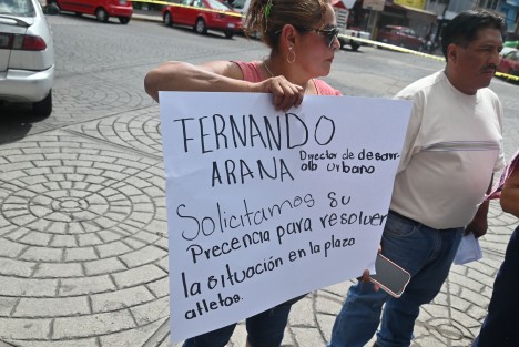 Comerciantes de la Plaza Atletas bloquearon este jueves la calle Carranza para exigir al Ayuntamiento intervenir en el conflicto por la posesión de sus locales, luego de que integrantes del Frente Popular Francisco Villa de la Unión Democrática del Estado de Veracruz ingresaran a al menos siete establecimientos y retiraran pertenencias. Los afectados denunciaron el presunto forzamiento o cambio de chapas.
Elementos de la Policía Estatal acudieron para mediar, pero recomendaron presentar las denuncias ante la Fiscalía General del Estado.

