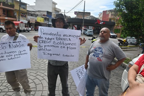 Comerciantes de la Plaza Atletas bloquearon este jueves la calle Carranza para exigir al Ayuntamiento intervenir en el conflicto por la posesión de sus locales, luego de que integrantes del Frente Popular Francisco Villa de la Unión Democrática del Estado de Veracruz ingresaran a al menos siete establecimientos y retiraran pertenencias. Los afectados denunciaron el presunto forzamiento o cambio de chapas.
Elementos de la Policía Estatal acudieron para mediar, pero recomendaron presentar las denuncias ante la Fiscalía General del Estado.
