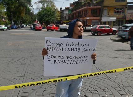 Comerciantes de la Plaza Atletas bloquearon este jueves la calle Carranza para exigir al Ayuntamiento intervenir en el conflicto por la posesión de sus locales, luego de que integrantes del Frente Popular Francisco Villa de la Unión Democrática del Estado de Veracruz ingresaran a al menos siete establecimientos y retiraran pertenencias. Los afectados denunciaron el presunto forzamiento o cambio de chapas.
Elementos de la Policía Estatal acudieron para mediar, pero recomendaron presentar las denuncias ante la Fiscalía General del Estado.
