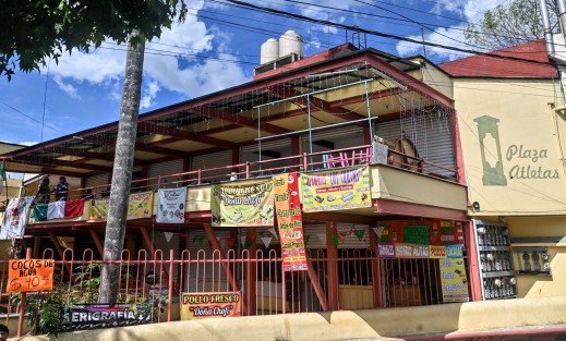 Comerciantes de la Plaza Atletas bloquearon este jueves la calle Carranza para exigir al Ayuntamiento intervenir en el conflicto por la posesión de sus locales, luego de que integrantes del Frente Popular Francisco Villa de la Unión Democrática del Estado de Veracruz ingresaran a al menos siete establecimientos y retiraran pertenencias. Los afectados denunciaron el presunto forzamiento o cambio de chapas.
Elementos de la Policía Estatal acudieron para mediar, pero recomendaron presentar las denuncias ante la Fiscalía General del Estado.
