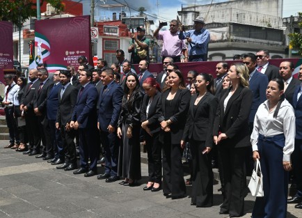 En medio de un fuerte dispositivo de seguridad, el secretario de Seguridad Pública de Veracruz, Alfonso Reyes Garcés, rindió guardia de honor ante el monumento a Miguel Hidalgo, en Xalapa.
Durante una entrevista posterior al acto, el funcionario aseguró que la seguridad en Veracruz se encuentra en buenas condiciones y que se mantiene el trabajo de las autoridades para garantizar la tranquilidad de la población.
