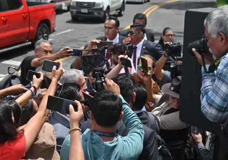 En medio de un fuerte dispositivo de seguridad, el secretario de Seguridad Pública de Veracruz, Alfonso Reyes Garcés, rindió guardia de honor ante el monumento a Miguel Hidalgo, en Xalapa.
Durante una entrevista posterior al acto, el funcionario aseguró que la seguridad en Veracruz se encuentra en buenas condiciones y que se mantiene el trabajo de las autoridades para garantizar la tranquilidad de la población.