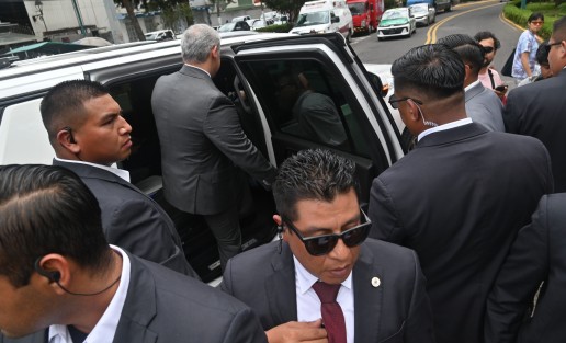 En medio de un fuerte dispositivo de seguridad, el secretario de Seguridad Pública de Veracruz, Alfonso Reyes Garcés, rindió guardia de honor ante el monumento a Miguel Hidalgo, en Xalapa.
Durante una entrevista posterior al acto, el funcionario aseguró que la seguridad en Veracruz se encuentra en buenas condiciones y que se mantiene el trabajo de las autoridades para garantizar la tranquilidad de la población.
