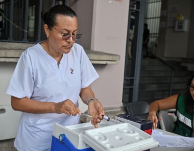 Ante el brote de sarampión detectado en la ciudad, con casos relacionados principalmente con el Centro Estatal de Cancerología (Cecan), este viernes se desarrolla una jornada de vacunación en los bajos del Palacio Municipal de Xalapa. La campaña está dirigida a personas de entre 10 y 49 años, quienes pueden acudir de 08:00 a 16:00 horas con su cartilla de vacunación para recibir la dosis correspondiente.
