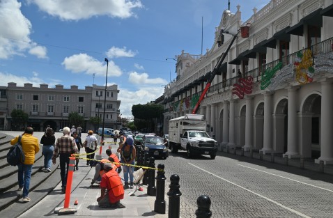 Trabajadores de la empresa que realiza la remodelación del palacio de gobierno y la Plaza Lerdo ya realizan las primeras reparaciones del adoquín colocado en la Plaza lo que demuestra que son obras de relumbron.
