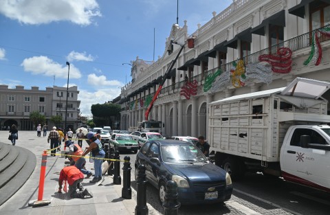 Trabajadores de la empresa que realiza la remodelación del palacio de gobierno y la Plaza Lerdo ya realizan las primeras reparaciones del adoquín colocado en la Plaza lo que demuestra que son obras de relumbron.
