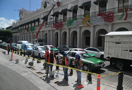 Trabajadores de la empresa que realiza la remodelación del palacio de gobierno y la Plaza Lerdo ya realizan las primeras reparaciones del adoquín colocado en la Plaza lo que demuestra que son obras de relumbron.
