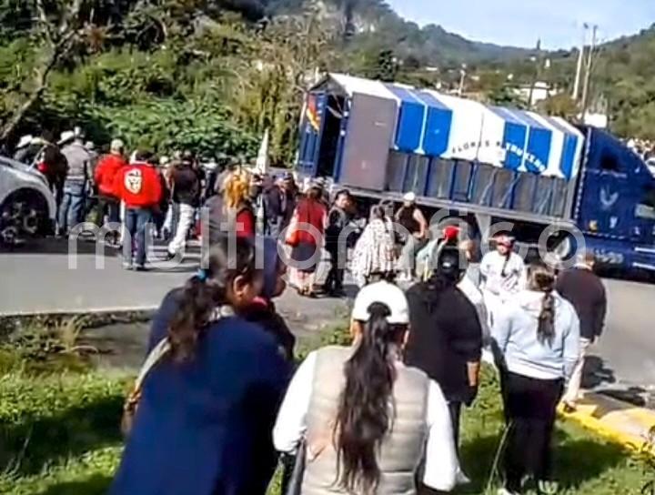 Habitantes de Quimixtlán bloquean carretera y cierran válvulas de presa que abastece a Xalapa