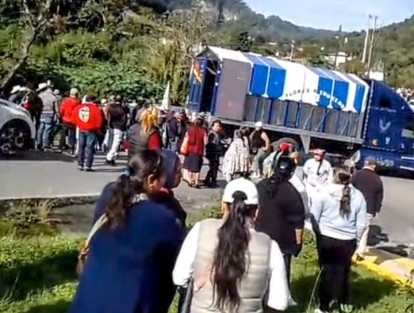 Habitantes de Quimixtlán bloquean carretera y cierran válvulas de presa que abastece a Xalapa