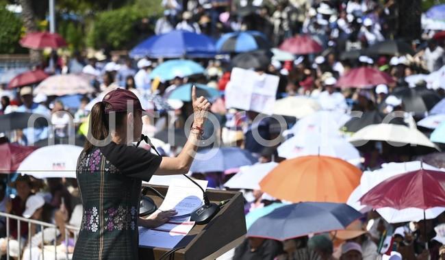 La injerencia no, subordinación tampoco y entreguismo menos. México defiende siempre su soberanía: presidenta desde La Paz, BCS

En el pasado se gobernaba para unos cuantos, no había derechos, se construían privilegios; en el presente se construyen derechos para el pueblo de México, destacó
