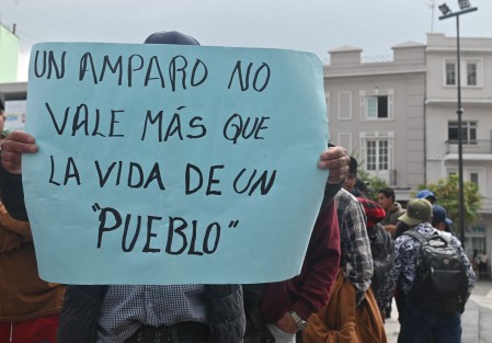 Habitantes de Altotonga y Jalacingo se manifestaron en Xalapa y bloquearon la calle Enríquez para exigir la intervención de la gobernadora Rocío Nahle y la clausura de un pozo particular que, aseguran, estaría afectando los manantiales y el abasto de agua de unas 15 comunidades, con alrededor de 30 mil habitantes.