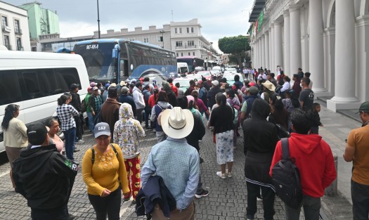 Habitantes de Altotonga y Jalacingo se manifestaron en Xalapa y bloquearon la calle Enríquez para exigir la intervención de la gobernadora Rocío Nahle y la clausura de un pozo particular que, aseguran, estaría afectando los manantiales y el abasto de agua de unas 15 comunidades, con alrededor de 30 mil habitantes.