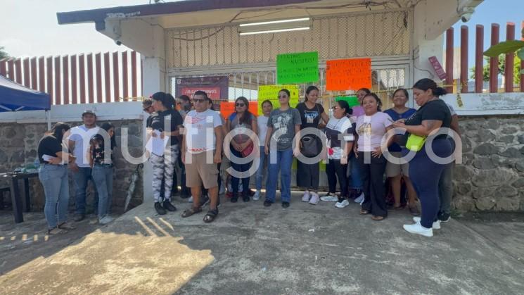 Cierran padres primaria en Potrero Nuevo por falta de maestro