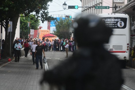 Tensión en Xalapa por protesta contra pozo; antimotines llegan al centro