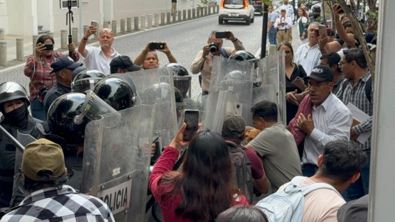 Tensión en Xalapa por protesta contra pozo; antimotines llegan al centro