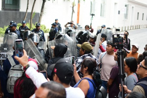 Tensión en Xalapa por protesta contra pozo; antimotines llegan al centro