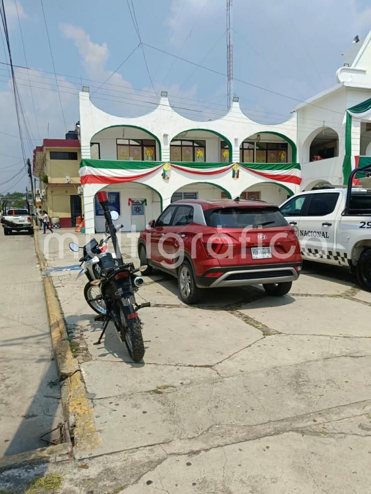 Pareja es detenida tras ser sorprendida dentro de un vehículo dándose cariño en calles de Las Choapas